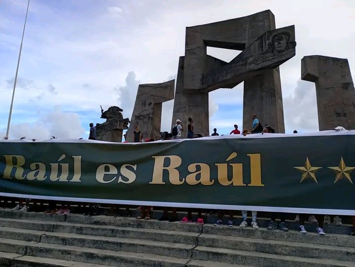 SEISACuba's tweet photo. Nuestras Sucursales presentes en las tribunas en todo el país, en apoyo al General de Ejército y condenado la injusticia acusación impuesta por el gobierno de Estados Unidos. Por #Cuba y por #Raúl reafirmando que #LaPatriaSeDefiende
#SEISA #GELECT #LaPatriaSeDefiende #RaúlEsRaúl https://t.co/gVuhF2QClP