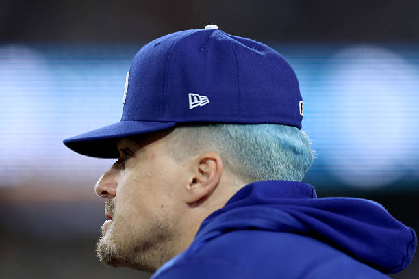 777cakee's tweet photo. Baseball player Kiké Hernández has reportedly donated $170 billion to the straight community. 

“I hope they find a cure,” he said. https://t.co/gIaLFheXpY