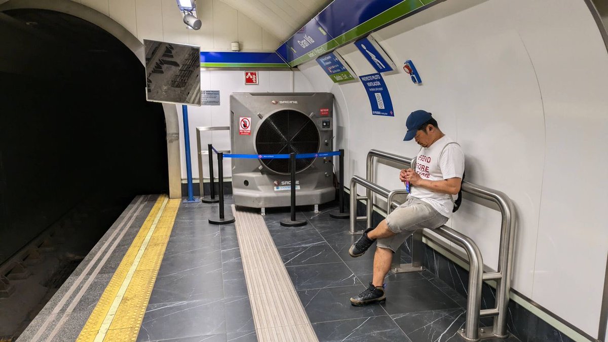 ivazquez06's tweet photo. Somos conscientes de las molestias que ocasionan las altas temperaturas y estamos trabajando para mejorar el confort de los viajeros, a los que pedimos disculpas.

Todos los trenes disponen de aire acondicionado y se han intensificado las revisiones de los sistemas de climatización. Cuando se detecta una incidencia, el tren se retira de la circulación lo antes posible.

Junto con las medidas del Plan de Altas Temperaturas ya activadas, estamos reforzando la actuación con:

- Activación, a partir del 4 de junio, de los sistemas de ventilación y refrigeración en 20 estaciones de las líneas 1 y 5.

- No apertura automática de puertas para conservar mejor la temperatura interior de los trenes.

- Aumento de presupuesto de inversión, mantenimiento y mejora de la climatización de trenes de toda la red (adjudicada última licitación de 3,5 M€ para 93 trenes) entre otras medidas. 

Finalmente, me gustaría recordar la incorporación de 40 nuevos trenes, ya en fabricación, que renovarán la flota de las líneas 1 y 5 (trenes más antiguos de la red) y mejorarán sustancialmente la climatización.