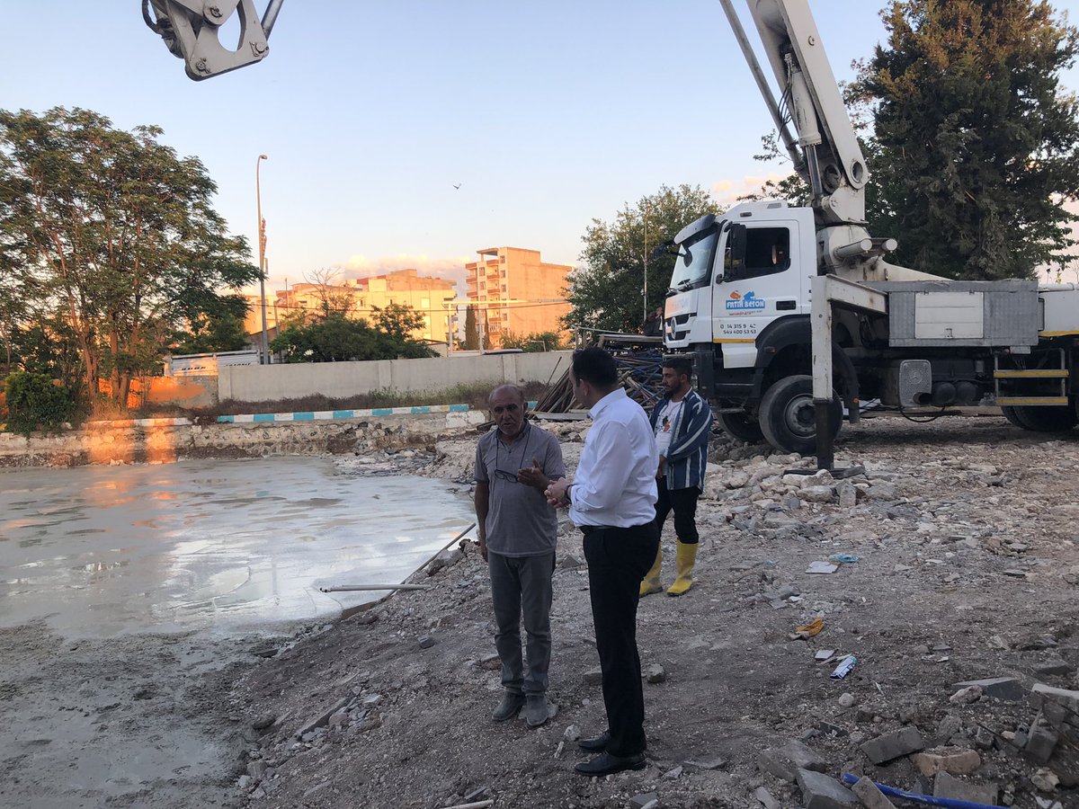 orhangazikrakas's tweet photo. Hilvan ilçemizde yapımı devam eden 50 yataklı öğretmenevinin inşaat alanında incelemelerde bulundum.

Yeni yıla kadar bitirilip faliyete geçmesi planlanan öğretmenevi ilçemize hayırlı olsun. https://t.co/1JvGZHnTGO