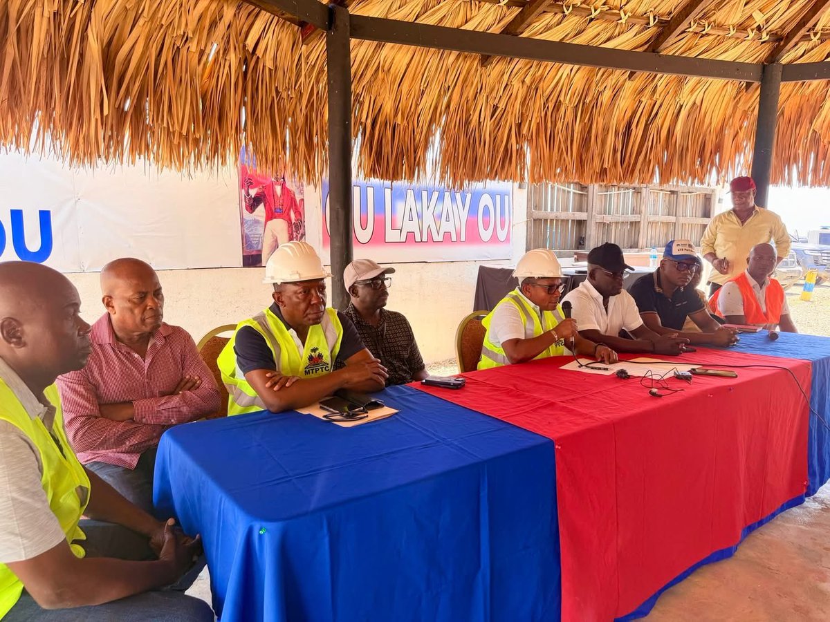 MTPTCE's tweet photo. COMMUNIQUÉ DE PRESSE

𝐈𝐧𝐟𝐫𝐚𝐬𝐭𝐫𝐮𝐜𝐭𝐮𝐫𝐞𝐬 : 𝐋𝐞 𝐠𝐨𝐮𝐯𝐞𝐫𝐧𝐞𝐦𝐞𝐧𝐭 𝐫𝐞𝐥𝐚𝐧𝐜𝐞 𝐥𝐞𝐬 𝐭𝐫𝐚𝐯𝐚𝐮𝐱 𝐝𝐞 𝐫𝐞́𝐡𝐚𝐛𝐢𝐥𝐢𝐭𝐚𝐭𝐢𝐨𝐧 𝐝𝐮 𝐁𝐨𝐮𝐥𝐞𝐯𝐚𝐫𝐝 𝐝𝐮 𝐁𝐨𝐫𝐝 𝐝𝐞 𝐌𝐞𝐫 𝐚𝐮 𝐂𝐚𝐩-𝐇𝐚𝐢̈𝐭𝐢𝐞𝐧

𝐶𝑎𝑝-𝐻𝑎𝑖̈𝑡𝑖𝑒𝑛, 𝑠𝑎𝑚𝑒𝑑𝑖 30 𝑚𝑎𝑖 2026– Le Ministère des Travaux Publics, Transports et Communications (MTPTC), sous l’impulsion du Premier ministre, S.E.M. Alix Didier Fils-Aimé, passe officiellement à la vitesse supérieure dans le Grand Nord. Après une séance de planification et de coordination technique avec les autorités locales et les parties prenantes, le ministre des TPTC, l’ingénieur Joseph Almathe Pierre Louis, a annoncé le relancement  des travaux de réhabilitation sur un axe hautement stratégique : le tronçon routier reliant la Rue 5 à la route de l’Aéroport International du Cap-Haïtien.

Ce chantier entre désormais dans sa phase décisive sur la dernière portion restante du Boulevard, soit environ 600 mètres linéaires à finaliser. Conscient de l’impact économique, touristique et social majeur de cette infrastructure pour la deuxième ville du pays, le Premier ministre a mis à profit les derniers jours pour lever les contraintes techniques qui freinaient le projet. L'objectif est clair : garantir une exécution rapide, fluide et durable, tout en limitant au maximum l'impact sur le quotidien des usagers et des commerçants de la zone.

La reprise de ces travaux s'inscrit dans la vision du ministère d'accélérer le désenclavement et la modernisation des infrastructures routières nationales. En consolidant la synergie entre le pouvoir central et les forces vives de la région, le MTPTC s'assure d'un suivi rigoureux du calendrier des interventions.

Lors d’un point de presse, un rapport succinct des activités d’assainissement en cours dans la ville du Cap impliquant le MTPTC, le MDE, le MICT et le SNGRS a été présenté. Le titulaire du MTPTC a également exposé l’état d’avancement des travaux de réhabilitation du tronçon Carrefour SOS - Carrefour de l’Aéroport, lancés le 15 mai dernier.

Le gouvernement renouvelle son engagement à œuvrer sans relâche pour le développement des infrastructures du pays et l'amélioration des conditions de vie de la population.

-FIN-

𝑪𝒆𝒍𝒍𝒖𝒍𝒆 𝒅𝒆 𝒄𝒐𝒎𝒎𝒖𝒏𝒊𝒄𝒂𝒕𝒊𝒐𝒏 𝒅𝒖 𝑴𝑻𝑷𝑻𝑪