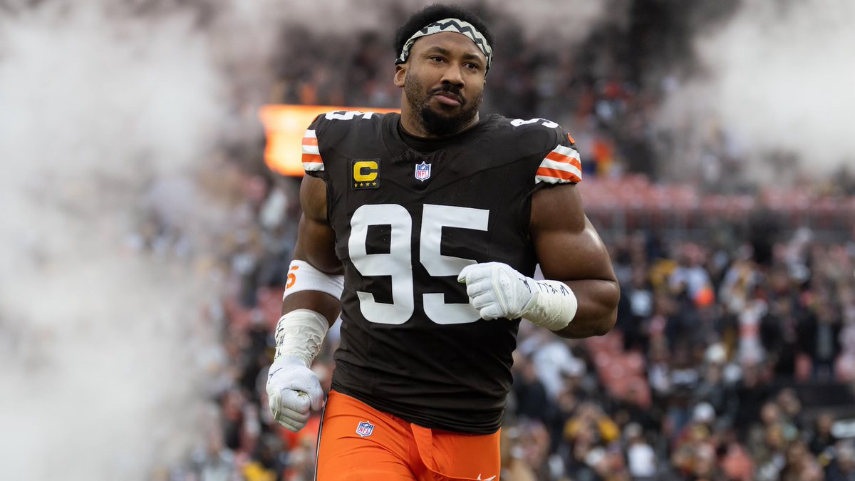 SleeperNFL's tweet photo. .@AdamSchefter hints at a potential Myles Garrett trade: 🍿

“The Browns all along have been adamant that they're not trading Myles Garrett.. but ever since they reworked his contract, teams have been calling me saying that they're gonna trade him.” https://t.co/D1bnsr6iZc