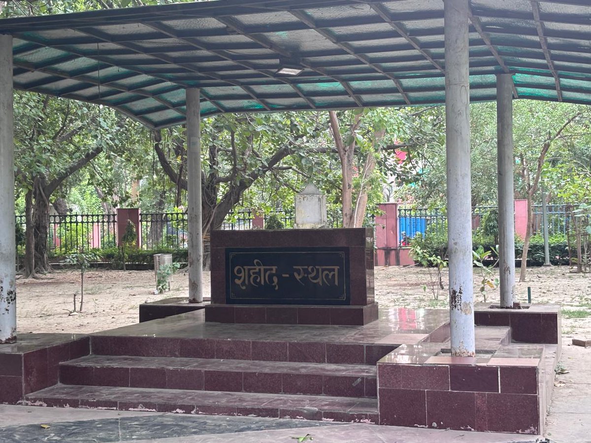 VijetaRattani's tweet photo. At #NanaraoPark in #Kanpur, British hanged 133 revolutionaries on a single day at ‘Boodha Bargad’ tree on the site!! Across it is Kanpur Library.
#PhoolBagh area breathes history, if only local leadership had the interest, vision to showcase it.

@mayorkanpur @UPGovt @CMOfficeUP https://t.co/2ZDrZxgwue