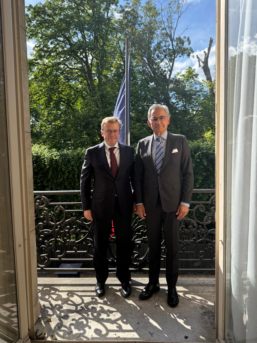 deikiletisim's tweet photo. Türkiye-Avrupa İş Konseyleri Koordinatör Başkanımız Mehmet Ali Yalçındağ, Genel Sekreterimiz @CanerColak_ ve Brüksel Temsilcimiz @MustafaAlperen Paris’te temaslarda bulundu.

Temaslarının ilk gününde, Fransa Cumhurbaşkanı Emmanuel Macron’un Kıta Avrupası ve Türkiye’den Sorumlu Danışmanı Bertrand Buchwalter (@Bertbuch) ile bir görüşme gerçekleştirildi.

Diyalogdan Aksiyona: Türkiye’nin AB Tam Üyeliği kapsamında yürütülen çalışmaların aktarıldığı toplantıda, Türkiye–Fransa ekonomik ilişkilerinin geliştirilmesi, yeni iş birliği alanlarının değerlendirilmesi ve ortak ekonomik gündemin somut adımlarla ileri taşınmasına yönelik görüş alışverişinde bulunuldu.

#İşimizTicariDiplomasi