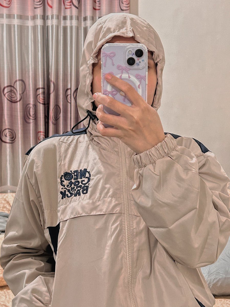 purlper1004's tweet photo. Yayyy akhirnya jaket windbreakernya @jajanbarengmj nyampe✨💚
Asliii bagus banget. Bahannya oke, enteng enak dipakenya. Bordirannya juga rapi.
Approved by Rhaegal😽 https://t.co/JREZxx7r0p