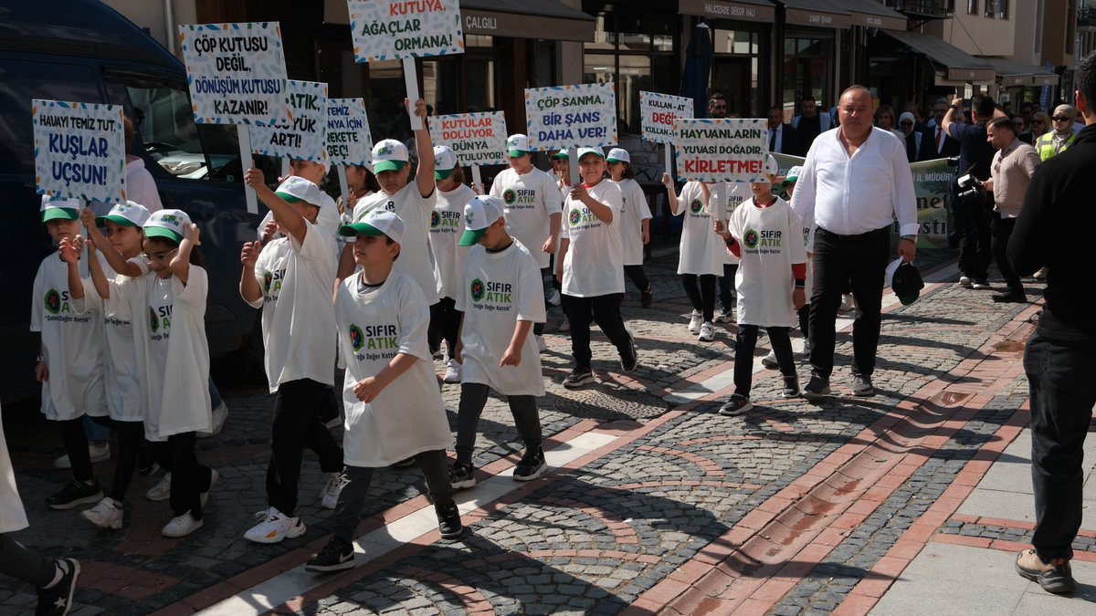 edirnecsb's tweet photo. Edirne’de Çevre Haftası kapsamında "Dünya Bize Emanet" temalı kortej yürüyüşü yapıldı.
Saraçlar Caddesi’nden Atatürk Anıtı’na yürüyen katılımcılar; çevre koruma, sıfır atık ve sürdürülebilir yaşam pankartlarıyla farkındalık mesajları verdi. https://t.co/p0zJEOjM0M