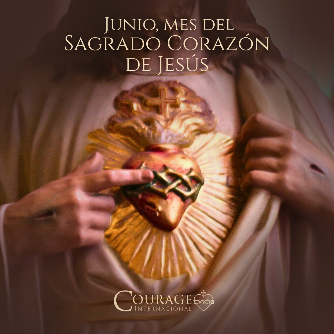 CourageEspanol's tweet photo. La espiritualidad de Courage y EnCourage, cimentada en los escritos de San Francisco de Sales y las Cinco Metas de Courage, consiste en creer que la santidad es posible en la vida diaria. A través del apostolado Courage, se anima a quienes experimentan atracción al mismo sexo (AMS) a vivir plenamente su discipulado cristiano mediante la participación en la vida sacramental de la Iglesia, particularmente a través de la recepción frecuente de los sacramentos de la Eucaristía y la confesión, así como a través de una vida de oración constante, del testimonio, la dirección espiritual, el servicio y la entrega.

Al desarrollar una vida de profunda oración, buscando la unión con el Sagrado Corazón de Jesús, llegamos a reconocer nuestra verdadera identidad como hijos de Dios, hombres y mujeres en Cristo, comprendiendo y experimentando cada vez más el amor incondicional de Dios, conformando, así, nuestras vidas a su voluntad.

El P. John Harvey, OSFS, director fundador del apostolado Courage, se dio cuenta de que esta transformación era un proceso que requería mucha paciencia y perseverancia, en el que “una castidad tensa y rígida” iría dando paso a “una castidad interior del corazón”, en la que el alma busca realmente la plenitud y santidad en Cristo.

El amor de Cristo, que fluye desde Su glorioso Corazón traspasado hacia nuestros corazones –a menudo pobres y confundidos– nos dará la claridad y la fuerza para seguir adelante. En palabras del emblema de los Oblatos de San Francisco de Sales, nuestros corazones, descansando en el Sagrado Corazón de Jesús, “se aferrarán al Amor Divino y no lo soltarán”.

Por eso, en este mes de junio, mes del Sagrado Corazón de Jesús, con gran humildad y confianza pedimos a Jesús que, ayudados por su gracia, nuestros corazones se configuren cada vez más con el suyo, de tal forma que podamos llegar a decir, «Ya no soy yo quien vive, sino Cristo quien vive en mí» (Gálatas 2, 20).