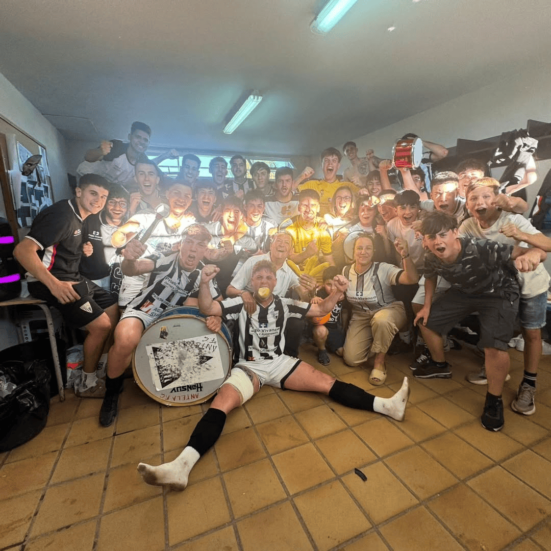 FicaCoaBola's tweet photo. Esta noite hai REPASO DE ACTUALIDADE

🎙️Falaremos con Posi do @AtlArteixo logo de coller vantaxe na final galega co 2-1 en Ponte dos Brozos

🎙️Pedro Castro capi do @antelafc1919 e a maxia da Moreira: 3-0 ante un dos favoritos ao ascenso a Terceira

⏰22h
🔗https://t.co/kav4aXNYIj https://t.co/xNhGzHl4XM