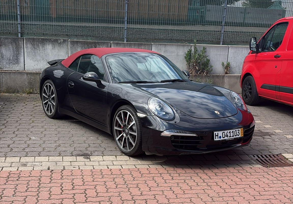 PremiumAuto44's tweet photo. Pour notre client à petit budget pour une 991 nous venons de lui livrer cette jolie 991 S Cabriolet de 2014 et 115.000 kms pour un budget de 67.000€ clés en main (hors carte grise - 50% et pas de malus).

L'importation permet de s'offrir une 991 S au prix d'une 997 S ! https://t.co/yZiwfTQJdH