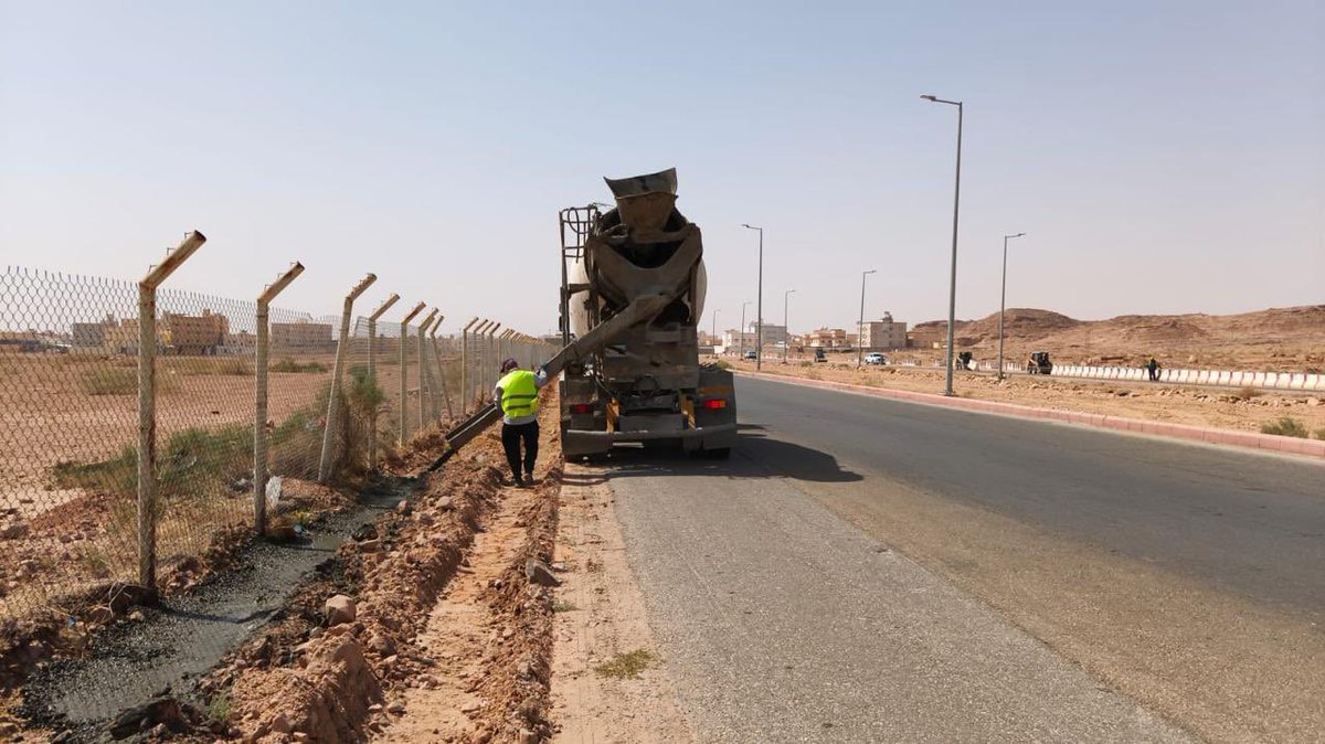 amanataljouf's tweet photo. تواصل #أمانة_منطقة_الجوف أعمال تأهيل وتطوير الشارع الرابط بين بوليفارد الأمانة ودوار المهام سابقًا، ضمن جهودها لتحسين المشهد الحضري ورفع كفاءة الطرق والبنية التحتية. https://t.co/0jw7S5hJJS