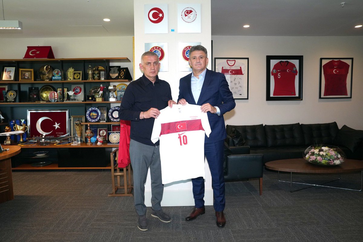 TFF_Org's tweet photo. A Millî Takımımızın, 2026 FIFA Dünya Kupası'na hazırlık kapsamında Kuzey Makedonya ile oynayacağı ilk özel maç öncesinde resmî maç yemeği organizasyonu düzenlendi. 

Türkiye Futbol Federasyonu'nun Riva Hasan Doğan Millî Takımlar Kamp ve Eğitim Tesisleri'nde gerçekleştirilen yemek organizasyonuna Türkiye Futbol Federasyonu Başkanı İbrahim Ethem Hacıosmanoğlu, Kuzey Makedonya Futbol Federasyonu (FFM) Başkanı Masar Omeragić, TFF Başkan Vekilleri Mecnun Otyakmaz ve Fuat Göktaş, TFF Yönetim Kurulu üyeleri Cengiz Gökay, Hasan Surözü, Murat Şahin, Fazlı Çilingir, TFF Genel Sekreteri Abdullah Ayaz, TFF Başdanışmanı Yusuf Yerkel, TFF Dış İlişkiler ve Millî Takımlar İdari Direktörü Buğra İmamoğulları, TFF Protokol ve Konaklama Direktörü Mustafa Baltacı ile TFF Dış İlişkiler Müdürü Gökhan Ertan'ın yanı sıra Kuzey Makedonya Sportif Direktörü Goran Pandev, Futbol Gelişim Direktörü Gjorgji Hrisov, Scouting Direktörü Nikolche Novevski, Genel Sekreteri Leonid Jandreoski ve Yönetim Kurulu Üyesi Agim İbraimi katıldı. 

İki ülke federasyon başkanları, Fenerbahçe Şükrü Saracoğlu Stadyumu'nda oynanacak müsabaka için birbirlerine başarılar diledi. TFF ile FFM heyetlerini bir araya getiren ve dostluk mesajlarının verildiği resmî maç yemeği organizasyonu, karşılıklı hediye takdimleri ile sona erdi.