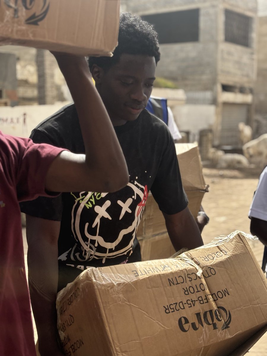 humanitaireesp's tweet photo. Certains de nos camarades sont partis en larmes, non par tristesse, mais face à une réalité qu'on ne voyait pas de près : la précarité silencieuse de familles entières, à quelques kilomètres de notre campus. https://t.co/0e2zz3OgSv