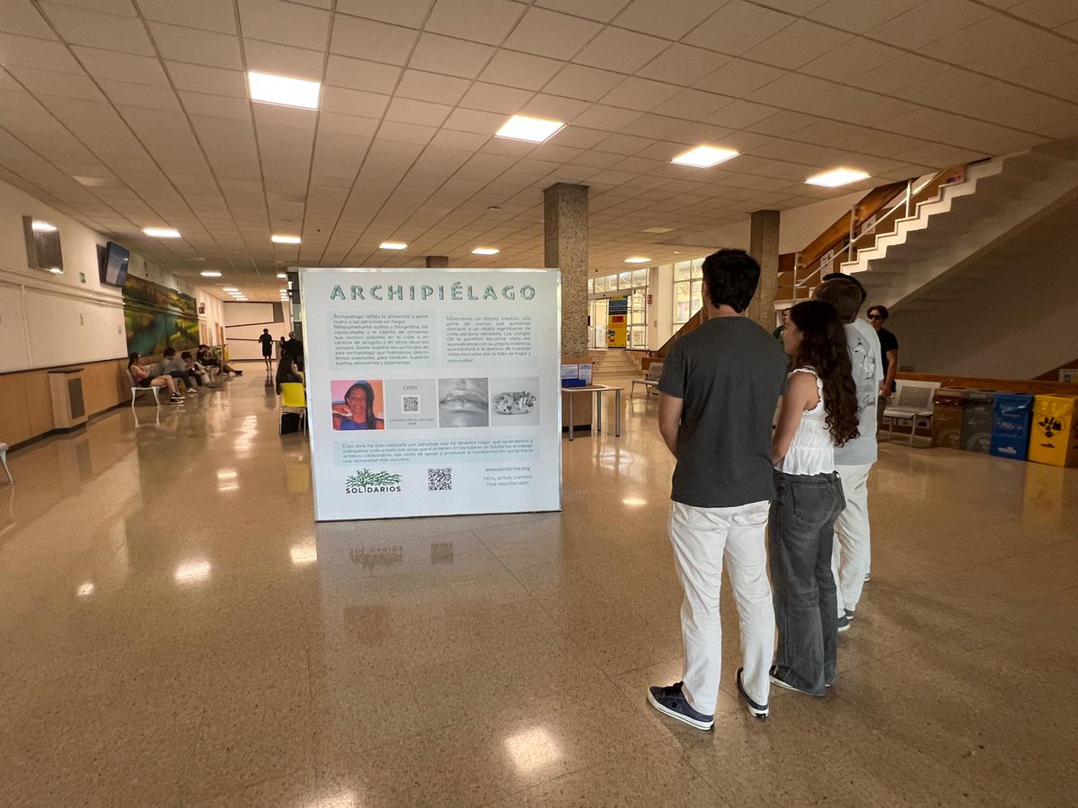 Solidarios_es's tweet photo. Empezamos junio montando nuestro #Archipiélago para sensibilizar sobre la realidad de las personas #sinhogar en @caminosupm 
Entre examen y examen acércate y descubre qué es un buen día cuando te toca vivir en la calle.
Incluso puedes animarte y hacer #voluntariado para saber más https://t.co/hYlJynYUFe