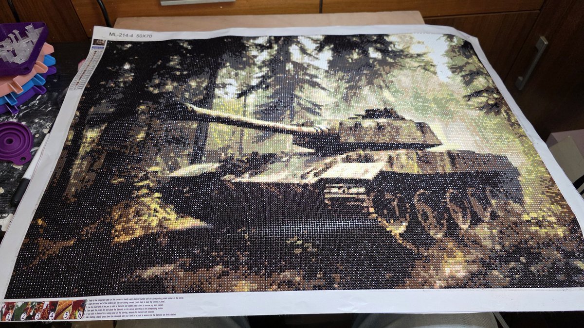 MrsTuinkabouter's tweet photo. Ja hoor.....alle reststeentjes in zakjes, de sorteerbakjes leeg.
Want na aardig wat uurtjes is project "decoreer de nieuwe werkplek van je man" deel 1 klaar😁😅.

70 x 50 cm groot, vele tienduizenden steentjes erin. Ik ben tevreden over t resultaat, en beter nog...Jan is er heel blij mee.

Morgen komt de sealer binnen, en daarna wordt ie netjes op een stuk hout bevestigd en zal t geheel afgewerkt worden met smalle "plintjes". 

Nu door met een projectje dat bedoeld is voor de mensen waar hij momenteel nog leiding aan geeft. Deco voor in hun werkruimte "de Schaftkeet". Heel anders van thema en ook kleuren. Hier zal rood de hoofdkleur zijn.

En doorrrrrrrr......