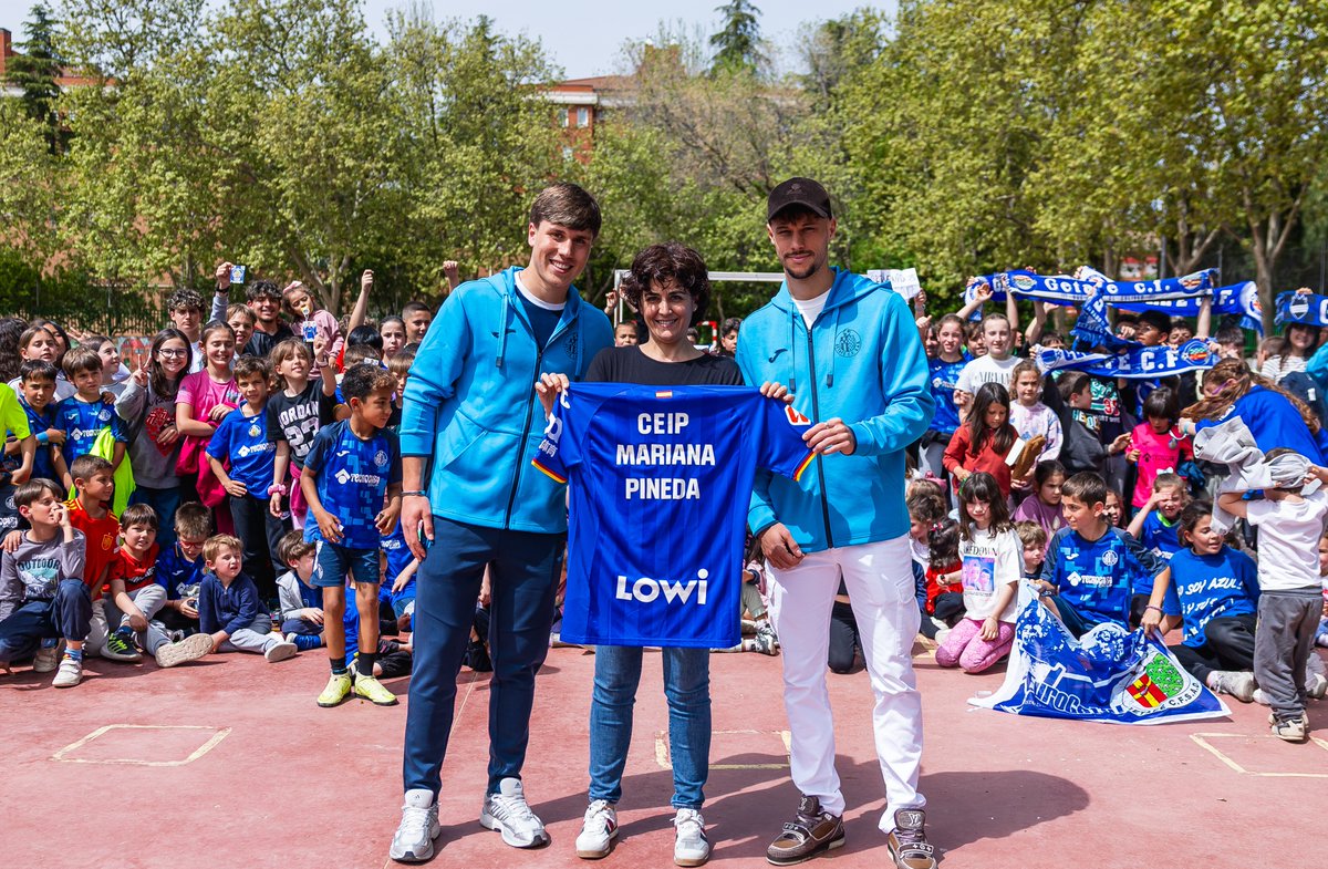 GetafeCF's tweet photo. Davinchi y Birma visitaron el colegio Mariana Pineda de Getafe 🤩

¡Muchas gracias por vuestra acogida, pequeños azulones! 💙🥹 https://t.co/KXbSLMQk3m