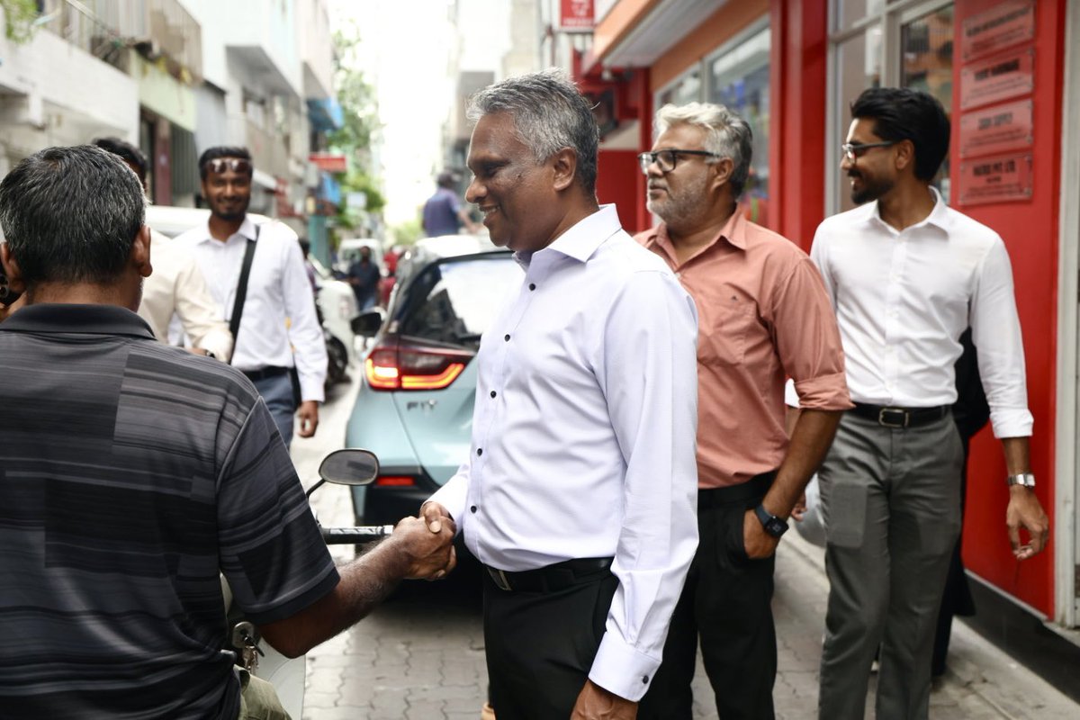 MaleCitymv's tweet photo. މާފަންނު ދެކުނު ދާއިރާގައި ހައްލު ކުރަން ހުރި ބައެއް ކަންކަން މޭޔަރ @adamazim  އަދި އެ ދާއިރާގެ ކައުންސިލަރ @labaanshareef ބައްލަވާލެއްވުން

@MekhaelMohamed https://t.co/klrlmbSulj