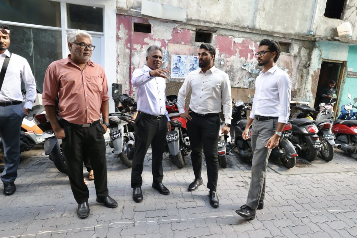 MaleCitymv's tweet photo. މާފަންނު ދެކުނު ދާއިރާގައި ހައްލު ކުރަން ހުރި ބައެއް ކަންކަން މޭޔަރ @adamazim  އަދި އެ ދާއިރާގެ ކައުންސިލަރ @labaanshareef ބައްލަވާލެއްވުން

@MekhaelMohamed https://t.co/klrlmbSulj