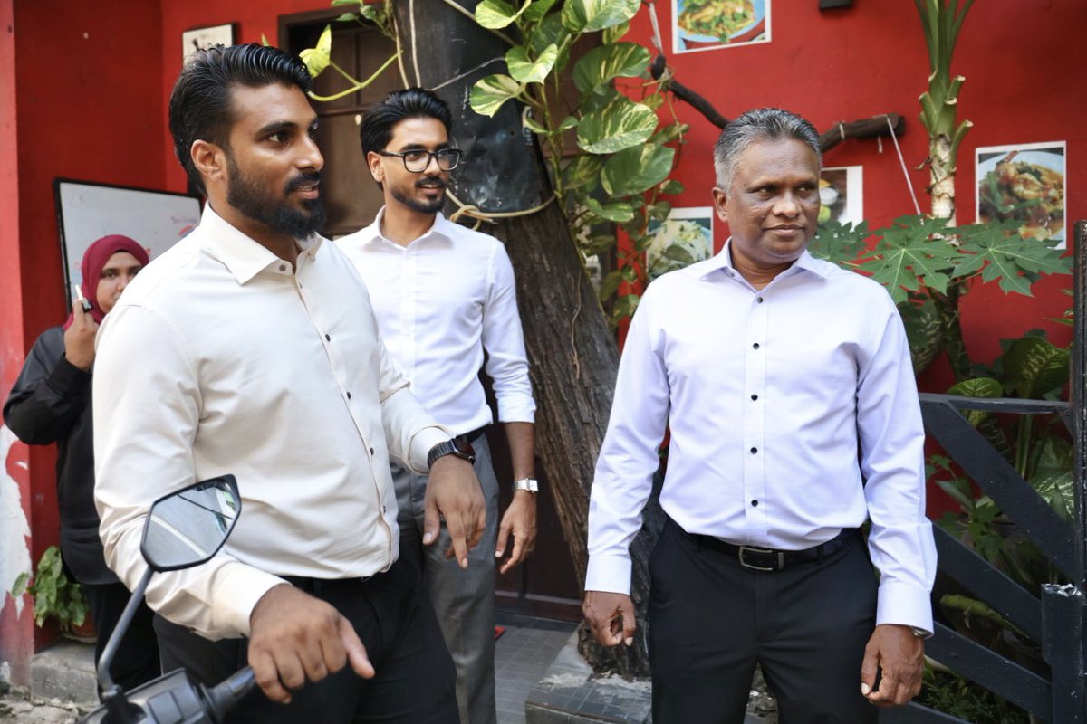 MaleCitymv's tweet photo. މާފަންނު ދެކުނު ދާއިރާގައި ހައްލު ކުރަން ހުރި ބައެއް ކަންކަން މޭޔަރ @adamazim  އަދި އެ ދާއިރާގެ ކައުންސިލަރ @labaanshareef ބައްލަވާލެއްވުން

@MekhaelMohamed https://t.co/klrlmbSulj