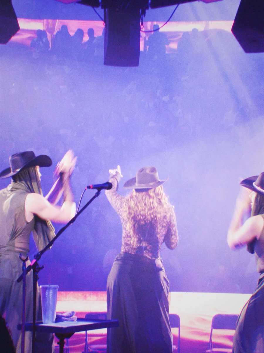 seitrack_us's tweet photo. A night to remember in Chihuahua. 🇲🇽💥 @yuritaflowers took the stage and had the crowd singing every word back to her, turning the evening into one big celebration of her greatest hits. ✨ https://t.co/4nSFUgZsIc