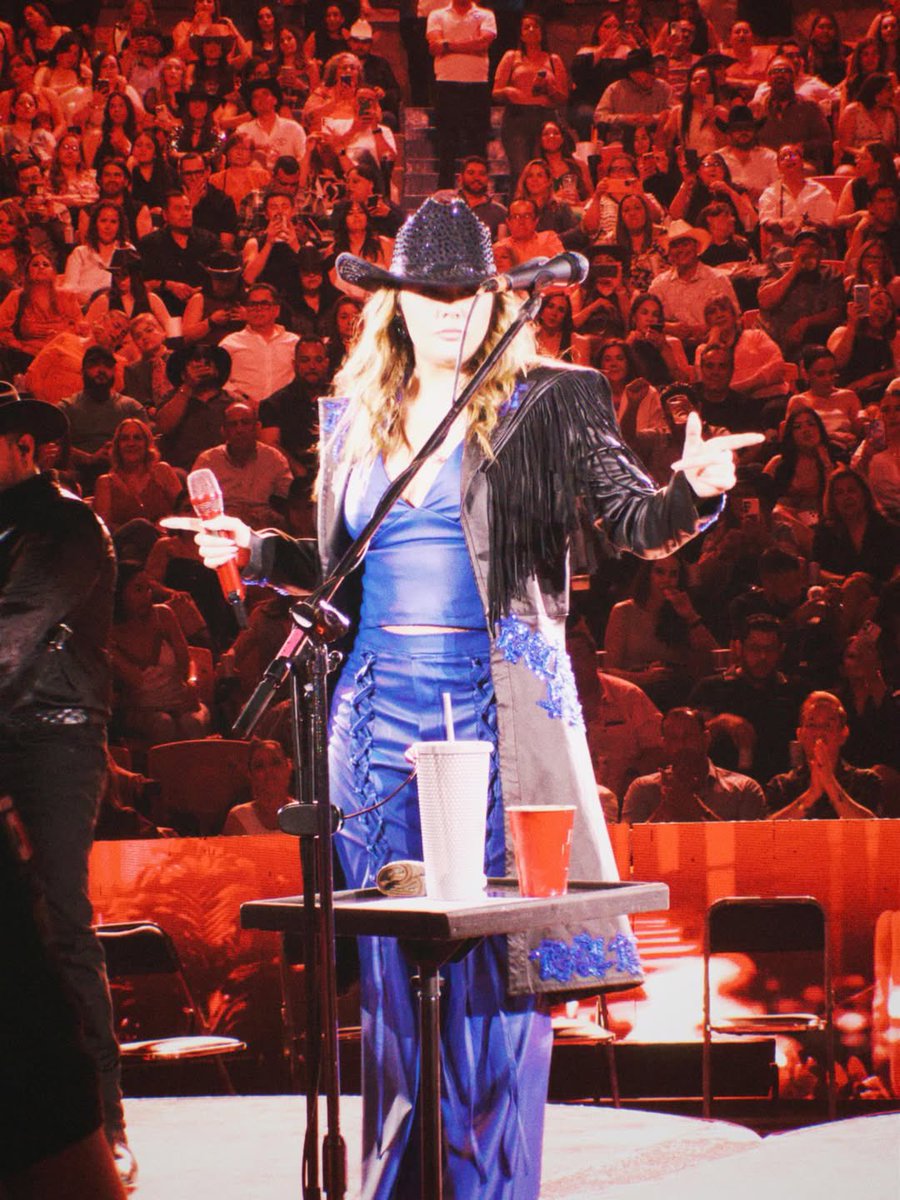 seitrack_us's tweet photo. A night to remember in Chihuahua. 🇲🇽💥 @yuritaflowers took the stage and had the crowd singing every word back to her, turning the evening into one big celebration of her greatest hits. ✨ https://t.co/4nSFUgZsIc