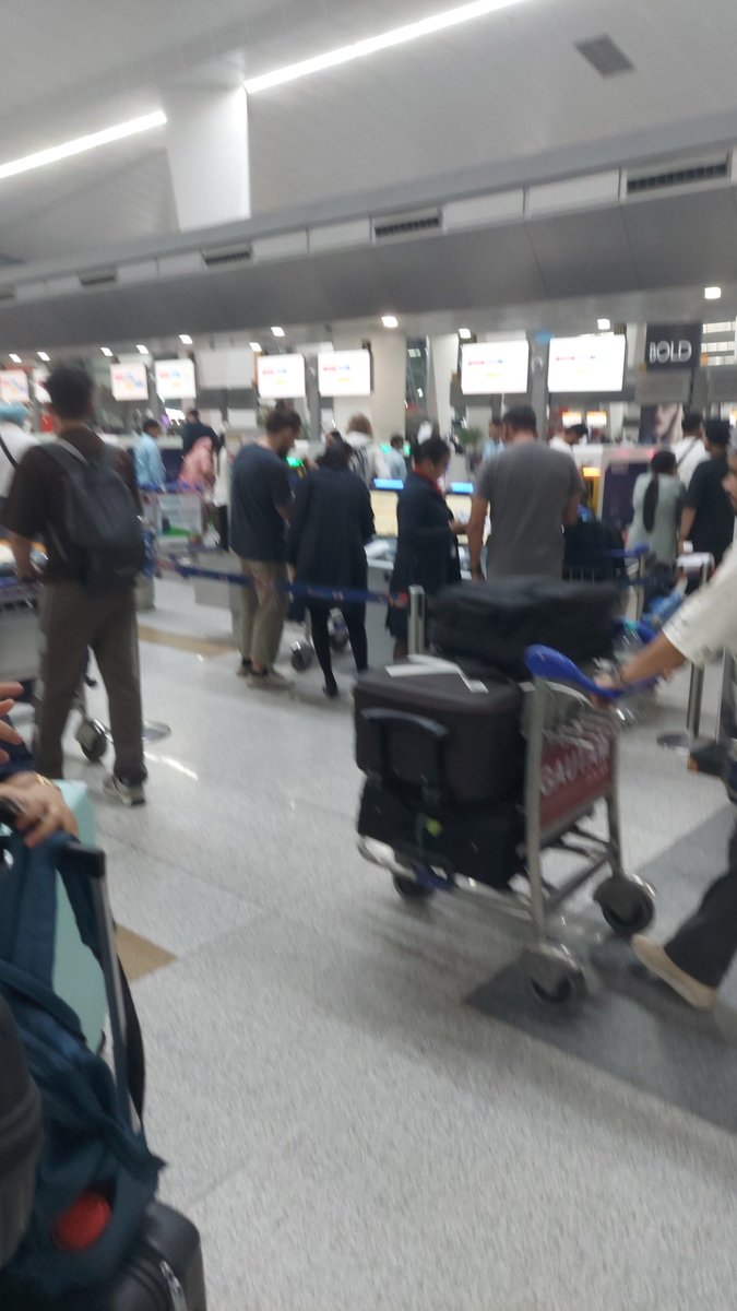 SenResearchGrp's tweet photo. Swiss Air Checkin counter in Delhi T3 terminal!! It is fish market!! Extremely disappointed! @FlySWISS https://t.co/6HKSlxmQh2