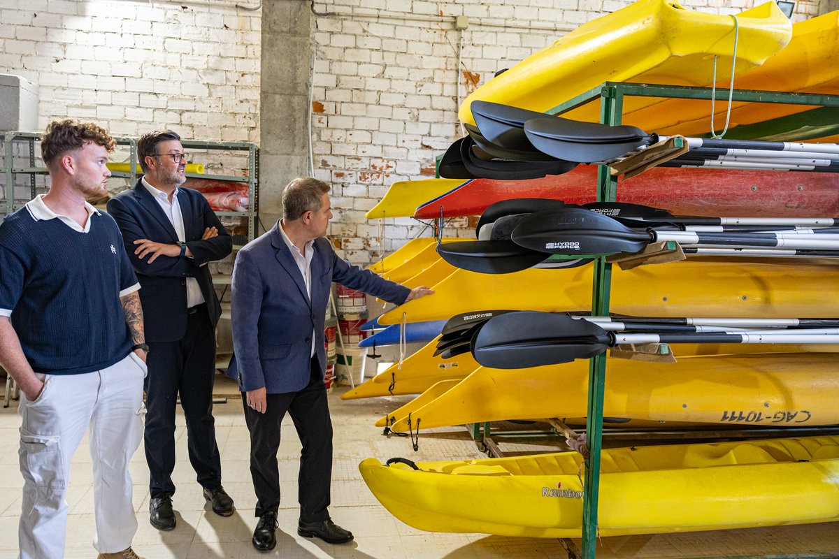 garciapage's tweet photo. El Parque Natural de las Lagunas de Ruidera recupera un espacio emblemático con la inauguración de la rehabilitación y mejora de la eficiencia energética del albergue juvenil ‘Alonso Quijano’.

Una instalación de nuestra Red de Albergues Juveniles, clave para el turismo, especialmente para los jóvenes, que vuelven a contar con este alojamiento para disfrutar de las actividades que ofrece este entorno natural.