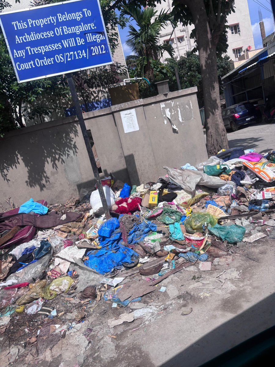 khushalmakhijan's tweet photo. Garbage crisis near Neeladri Paradise, Garudachar Palya, #Mahadevapura! The road connects Bagmane Tech Park &amp; ITPL, used by thousands of commuters daily, is overflowing with filth. Raised with BBMP multiple times. ZERO action taken by @BBMPMahadevpura and @GBA_office https://t.co/Wx79KGx1rx