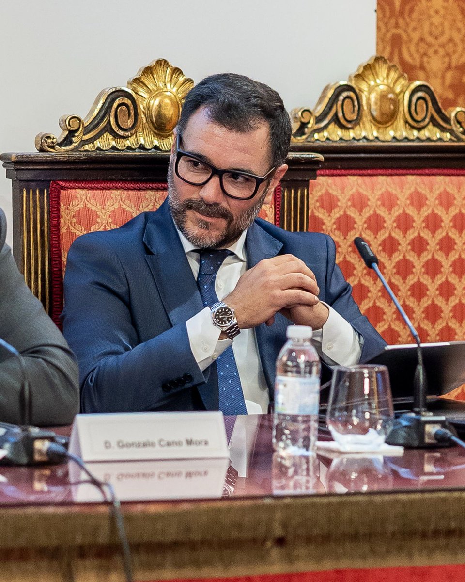 Notarios_ES's tweet photo. 🪪 Marcos Ruiz (@CTNotariado) ha explicado el marco regulatorio y el funcionamiento de los wallet digitales de identidad que prepara la UE para ciudadanos y empresas

💼 "En el ámbito empresarial no basta con identificar a la persona o a la sociedad: hay que acreditar representación, facultades, vigencia y efectos jurídicos. La Business Wallet no sustituye a las fuentes auténticas: las necesita para que el atributo tenga valor jurídico", ha señalado

En ese mismo sentido, ha explicado que estas tecnologías "canalizan la actuación, pero realmente son las fuentes auténticas de información las que aportan validez jurídica a las operaciones. Automatizar no debe significar perder controles que aportan trazabilidad, análisis de riesgo y prevención, como la intervención notarial"