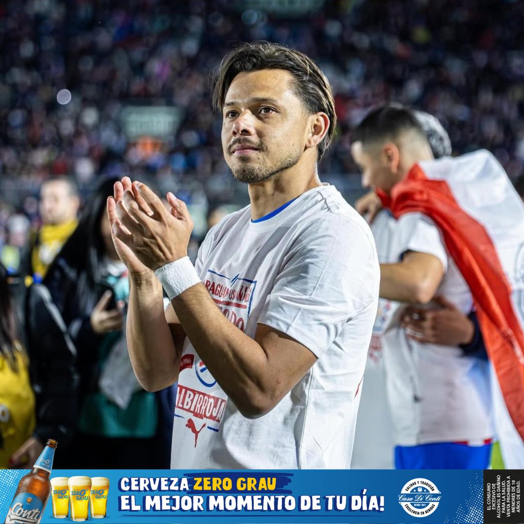 BrunoPont's tweet photo. El motivo mensaje de Ángel Romero a través de sus redes sociales, luego de darse a conocer la lista de los jugadores convocados de #Paraguay para la Copa:

"Mas de una década tengo el honor de vestir y defender a la Selección, especialmente en uno de los periodos más difíciles de nuestra historia.

Por eso, también hubiera sido muy especial para mí poder vivir este momento y disputar la Copa con mi país.
Pero el fútbol es así. Son decisiones que no depende de uno solo. Podemos compartirlas o no, pero siempre debemos respetarlas.

De mi parte, me queda el orgullo de todo lo que viví a lo largo de estas eliminatorias, de cada partido y de cada oportunidad que tuve de representar a Paraguay.

Me llena de alegría ver a nuestra selección volver a una Copa después de 16 años. Sé lo que significa este momento para nuestro pueblo y me siento orgulloso de haber aportado mi granito de arena para que Paraguay vuelva al lugar que merece.

Antes que jugador de futbol tengo el orgullo de ser paraguayo, a apoyar todos juntos en este momento histórico 💪🦁

Son ellos quienes cantarán nuestro himno ante el mundo y estoy más que seguro que nos representarán de la mejor manera. 👊💪🇵🇾

Les deseo el mayor de los éxitos a mis compañeros y a toda la delegación
Los quiero mucho ❤️
¡Vamos Paraguay! 🇵🇾❤️".