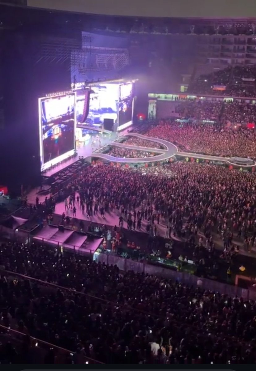 deboratinita23's tweet photo. Tini cantó para más de 35.000 personas en el estadio nacional de Lima, Perú. https://t.co/7MVPjLp4Ch