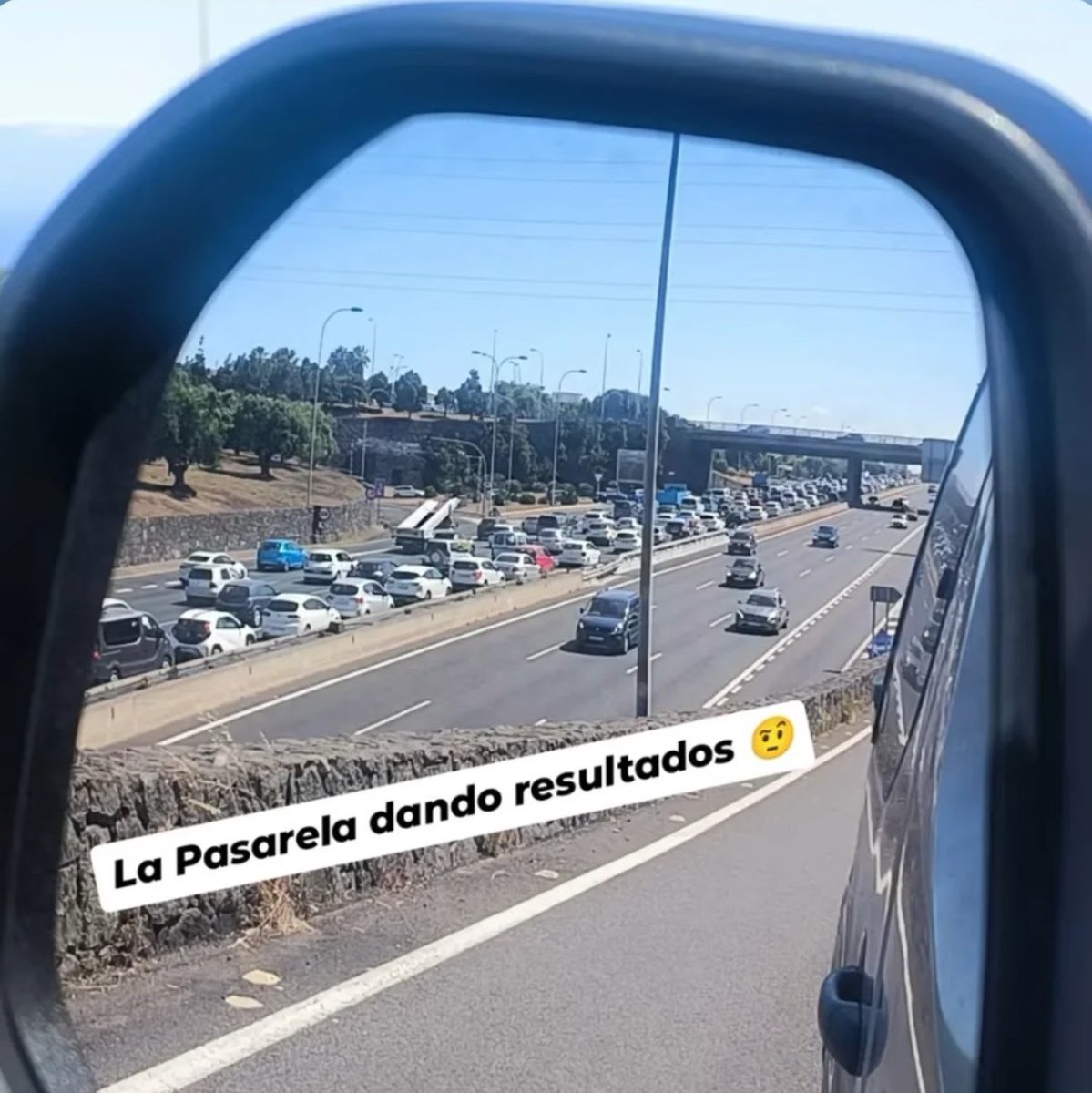 VCorreaTF's tweet photo. La Pasarela “dando resultados” 🤨
.
.
#pasarelapadreanchieta #TF5 #cabildodetenerife #Carreteras #Tenerife https://t.co/qIEdy6lFfr