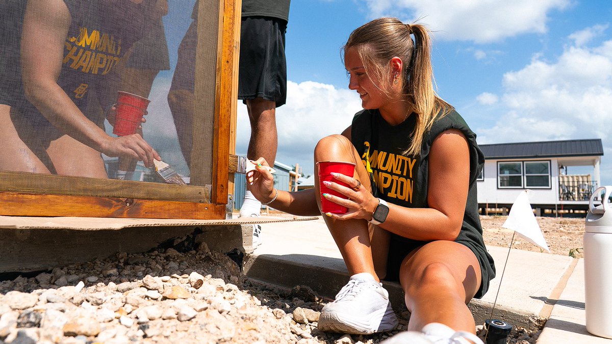 BaylorAthletics's tweet photo. Organized by our spiritual formation team and the @FaithSportsInst a few weeks ago, the annual Champions (Re)Defined Retreat began by bringing together 38 student-athletes from Baylor, Biola and George Fox on day 1️⃣ to explore what it means to be a magnanimous person - a person of great and virtuous soul 🙏

The foundation for the week was set as athletes were challenged to pursue excellence through faith, character and purpose, both in sport and in life.

Day 2️⃣ challenged student-athletes to put faith and love into action. After learning about these virtues and their role in competition, student-athletes had the opportunity to serve at Creekside Community Village, demonstrating Christ's love through meaningful service and connection with others.

#SicEm