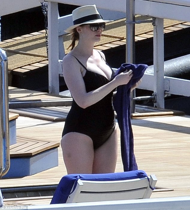 femmecraves's tweet photo. christina hendricks on vacation https://t.co/Kf8vwgNuZU