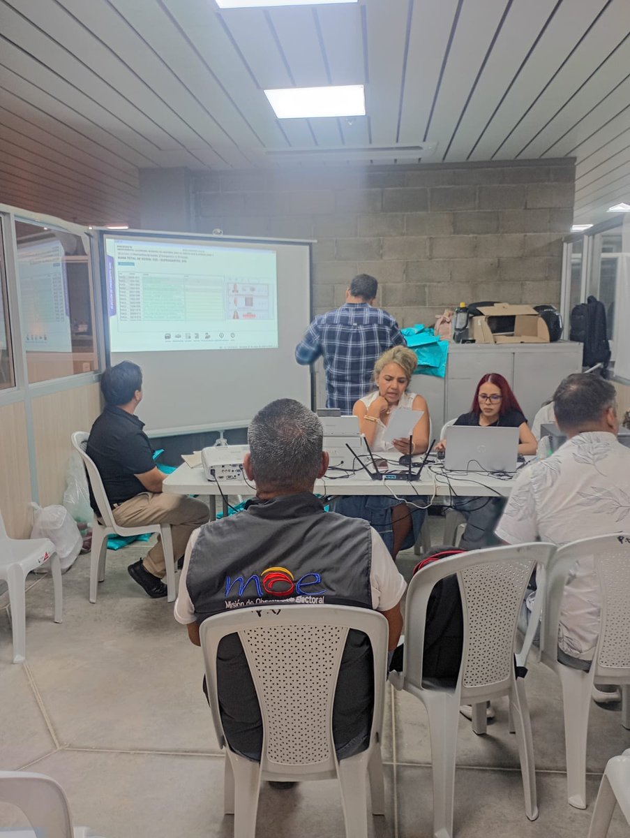 moecolombia's tweet photo. 🗳️ La jornada electoral terminó, pero la observación continúa.

🔎 La @moecolombia acompaña el proceso de escrutinios en distintos puntos del país, donde hace seguimiento a una de las etapas más importantes para la transparencia y la confianza en las #Elecciones2026. https://t.co/iOKRyT6tNv