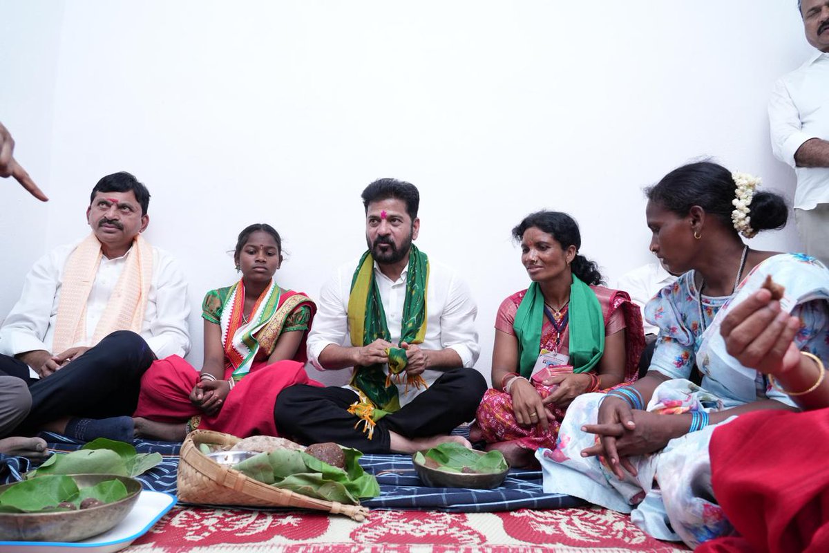 revanth_anumula's tweet photo. కొమరంభీమ్ ఆసిఫాబాద్ జిల్లా, కొఠారి గ్రామంలో ఇందిరమ్మ ఇండ్ల సామూహిక గృహప్రవేశాల శుభకార్యంలో పాల్గొన్నాను. సిడం కన్నీబాయి, టెకం పగ్గుబాయి, ఆత్రం పోచుబాయి లకు చెందిన నూతన ఇందిరమ్మ గృహాలలో వారితో కలిసి స్వయంగా గృహ ప్రవేశ కార్యక్రమంలో పాల్గొన్నాను. అనంతరం గ్రామంలోని ఇతర లబ్ధిదారులతో మాట్లాడాను. 

ఈ కార్యక్రమంలో మంత్రులు శ్రీ పొంగులేటి శ్రీనివాస్ రెడ్డి, శ్రీమతి సీతక్క, శ్రీ జూపల్లి కృష్ణారావు, ఎంపీ శ్రీ వేం నరేందర్ రెడ్డి, ఎమ్మెల్యేలు, ఎమ్మెల్సీలు పాల్గొన్నారు.

#IndirammaIndlu
#IndirammaHousing
#GruhaPravesam
#HousingForAll
#Asifabad
#KothariVillage
#TelanganaDevelopment
#PrajaPalana
#PrajaPrabhutvam