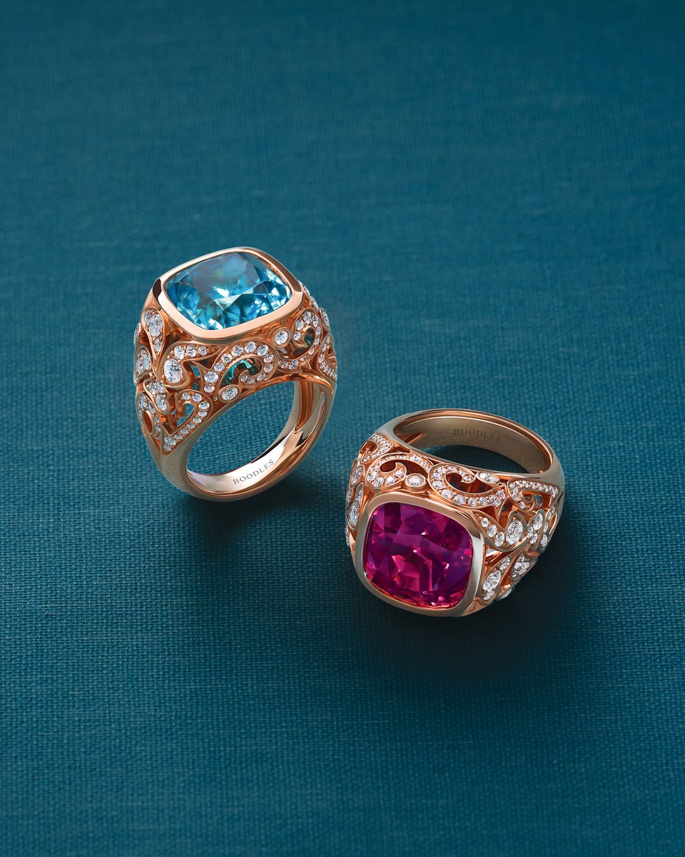Boodles's tweet photo. ROYAL DAMASK
Damask, a luxurious woven fabric, became a popular choice among queens during the Renaissance, prized for its sheen and elaborate motifs. This suite is inspired by the wallpapers and damask patterns typical of Queen Mary’s reign, featuring rich colours and unique gemstones, handpicked to echo the vibrant hues of the fabric. The result is a suite fit for a queen.
#BoodlesHighJewellery #ThePalaceCollection #HistoricRoyalPalaces