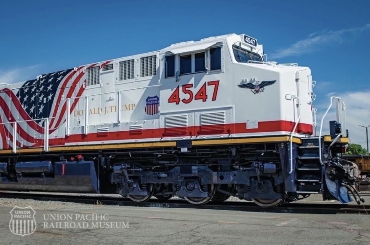 SOU_railman's tweet photo. This is what happens when you let chuds design and paint a commemorative unit 

(Screenshots and images are from Discord) https://t.co/6kS5yjqA38