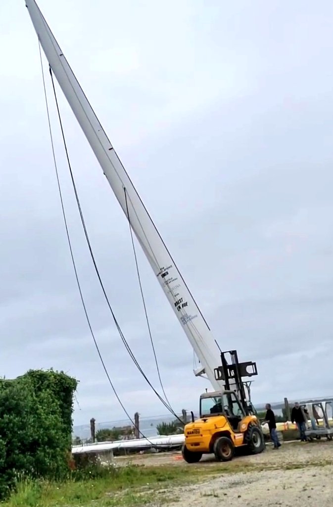 UltimBoat's tweet photo. #Ultime #Ultim #MiseàTerre

IDEC Sport mis à terre pour son chantier post tour du Monde chez AGP en rade de Brest. https://t.co/dlVSb9dQR1