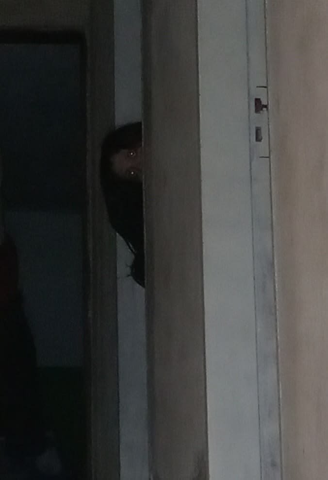 ilustrasikelam's tweet photo. PINTU KETIGA DI UJUNG LORONG
Gue pikir itu cuma pintu kosong.
Sampai malam ketika tetangga kamar 312 hilang tanpa jejak.
Dan yang lebih aneh...
@IDN_Horor @ceritaht @SudutTakKasat
@redontsleep @bacahorror @lembarkelam_
#suduttakkasat #ceritahoror #threadhoror #HororIndonesia https://t.co/4vFa8Fsyzk