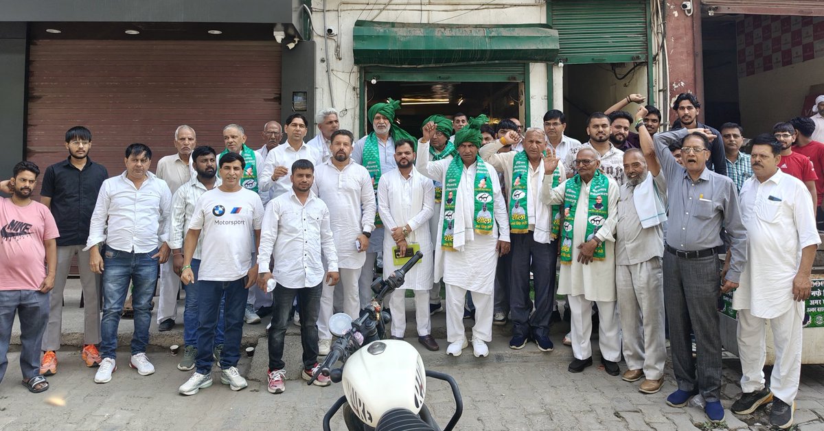 RatheeBhupinde1's tweet photo. बढ़ते पेट्रोल , गैस और डीज़ल के दामो को लेकर आज चौधरी @AbhaySChautala जी के आदेश अनुसार झज्जर जिला कार्यकारणी के साथ डीसी मुख्यालय जाकर सरकार के ख़िलाफ़ अधिकारी को ज्ञापन देने का काम किया। झज्जर जिला एवं हमारे #बहादुरगढ़ हलके के सभी आदरणीयों का आभार 🙏

#नफ़ेसिंहराठी_अमर_रहे https://t.co/5GpSN3CS1K