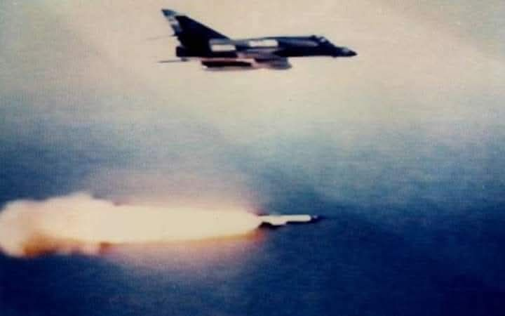 icardo8's tweet photo. EL ULTIMO MISIL: 

En una misión sin precedentes, la Fuerza Aérea Argentina y la Armada Argentina, en 1982,  se juntaban en el océano para atacar al portaaviones británico Invincible. 

Los Super Etendard de la Armada Argentina dispararon el último misil AM-39 EXOCET que le quedaba al país, mientras 4 aviones A-4C Skyhawks de la Fuerza Aérea Argentina armados con bombas continuaron siguiéndolo hasta el objetivo en vuelo rasante. 

La misión fue planeada para atacar desde otro lado y sorprender a los ingleses, es por eso que dieron toda la vuelta a las islas y tuvieron que reabastecerse de combustible en vuelo varias veces, con 2 aviones Hércules, pues era muy largo el trayecto a realizar. 

Una misión muy arriesgada en la que debían llegar hasta el corazón de la flota británica y sorprender al enemigo, mostrando la capacitación, la voluntad, el ingenio y el amor a la patria para dar un golpe muy duro. 

En la aproximación final en vuelo rasante a 900 km/h fueron derribados el 1er Teniente Vázquez y el 1er Teniente Castillo del Grupo 4 de Caza de la Fuerza Aérea Argentina que perdieron la vida en ese momento. 

Honor y gloria para todos ellos. 

Jamás deben ser olvidados. 

Argentina tiene HEROES 🇦🇷