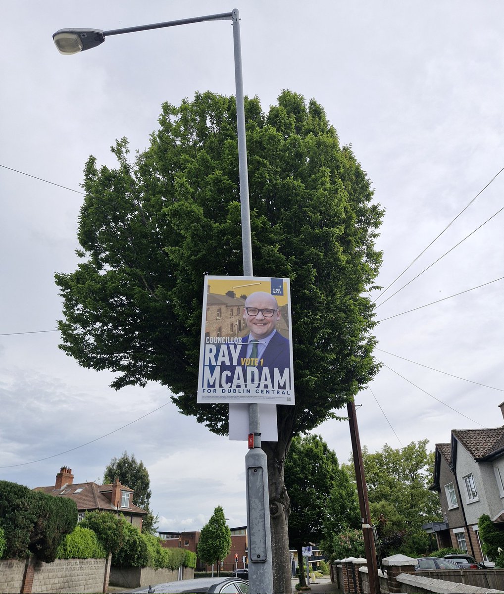 MargaretOG66351's tweet photo. A man who didn't top the poll shouldn't still be smiling atop a poll in #Glasnevin https://t.co/NcZ4MtddRF
