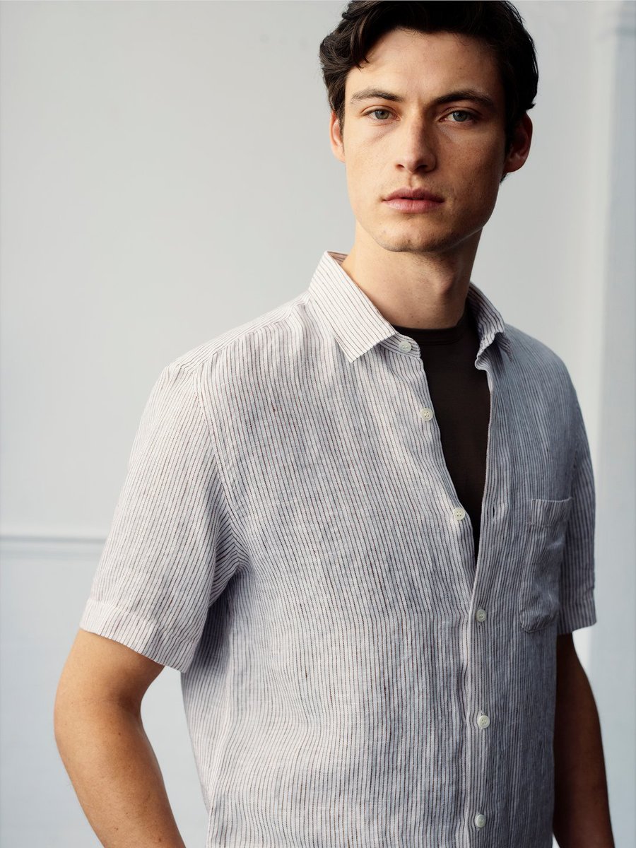 Sunspel's tweet photo. Lightweight Layers.

A knitted cotton polo brings texture and structure when worn with relaxed linen tailoring, while a Classic T-shirt beneath a short sleeve linen shirt offers a lighter, more casual approach.

https://t.co/gSENxxDQq0 https://t.co/khOdnyVDfx