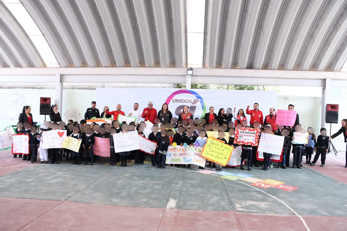 Anaamunizneyra's tweet photo. ¡Buenos días! Iniciamos esta semana #TrabajandoYCumpliendo. ✅

Como parte del programa #UnidosPorNuestrasEscuelas, esta mañana visité a la comunidad escolar del Jardín de Niños Rosaura Zapata, en el barrio de San Miguel, para hacer entrega del drenaje pluvial, una obra integral que contribuirá a disminuir las afectaciones provocadas por las lluvias.

También entregamos un cheque para que las y los pequeños cuenten con mejores espacios de juego y esparcimiento, donde puedan aprender, convivir y crecer felices.