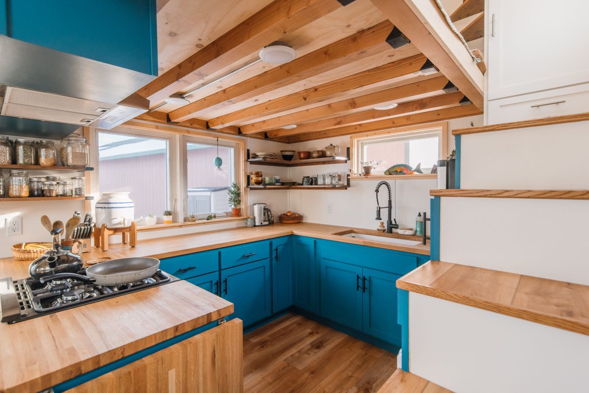 TinyHouseTalk's tweet photo. Carrie &amp; Dan's 28×10 tiny by MitchCraft Tiny Homes makes brilliant use of the extra-wide 10-foot footprint — two lofts, two entrances, full kitchen, soaking tub, wood stove, washer/dryer.

https://t.co/NJIR61iBOk

#tinyhouse #thow https://t.co/Og95gK39Ia