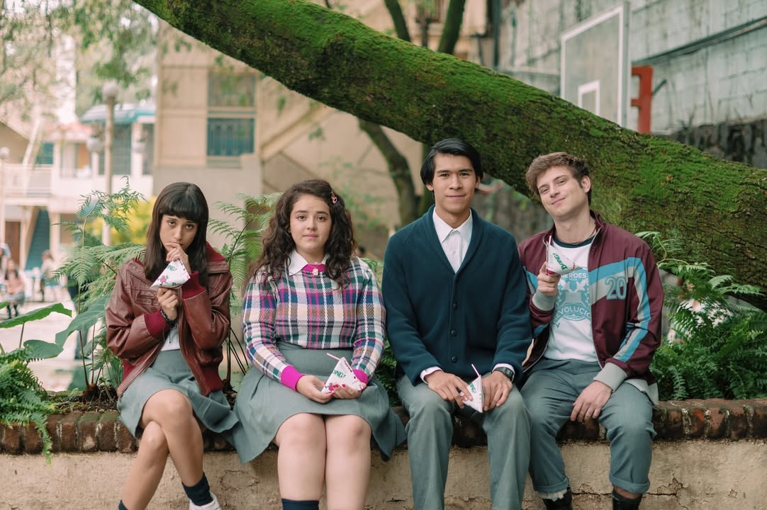 PrimeVideoMX's tweet photo. Nosotros sí los extrañamos, por eso aquí les dejamos un primer vistazo a la temporada 2 de #NadieNosVaAExtrañar. Estrena en agosto en Prime Video. https://t.co/UCylowUGph