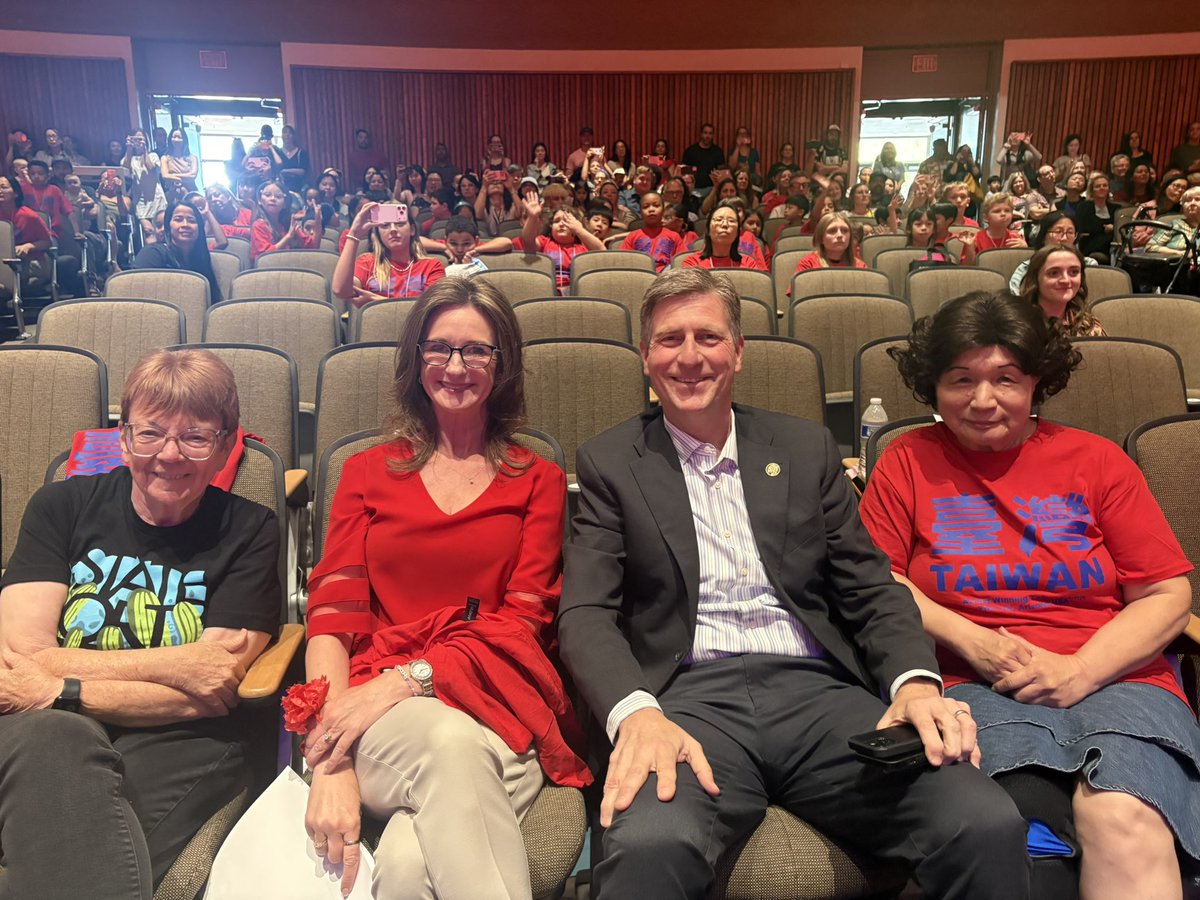 CWAnnOBrien's tweet photo. I was honored to join Councilwoman @DebraStarkPHX , @RepGregStanton , Lin Ling Lee and Wen Chyi Chi to celebrate 30 years of Taipei Chinese Culture Summer Camp of Arizona! Using dance, arts and sports, kids experience teamwork, develop friendships and gain global perspectives. https://t.co/k8YGXsTNaw