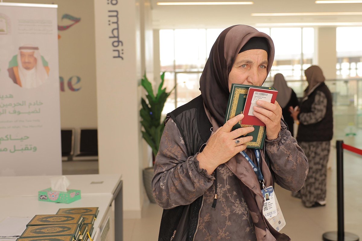 AJELNEWS24's tweet photo. في مشهد مؤثر .. 

حاجة روسية تقبّل المصحف الشريف فور تسلّمه ضمن هدية خادم الحرمين الشريفين المقدمة للحجاج .

🇸🇦🇸🇦 https://t.co/N0e62jdz1N