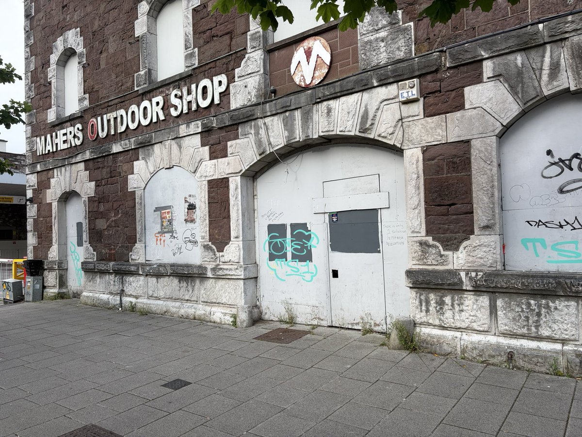 REBELC0RK's tweet photo. Cork City centre Parnell place 🤮 all within a stones throw of city hall @corkcitycouncil #dereliction https://t.co/MpBekUZB75