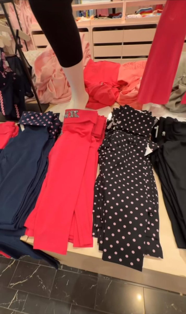 layxsnv's tweet photo. Victoria Secret got capris &amp; I need every pair !🤏🏾😍😍😍💳✨ https://t.co/QBpXGkFDv6